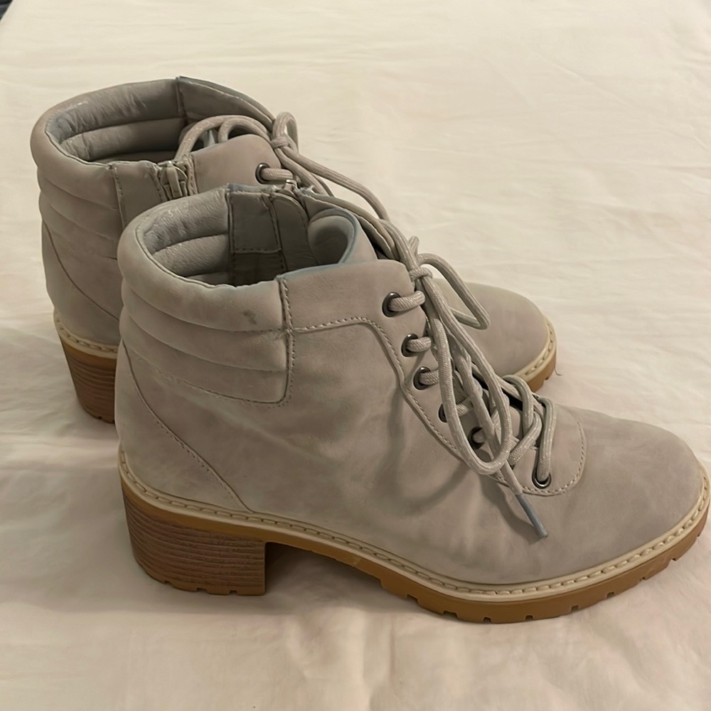 Maurice’s size 8 light grey boot